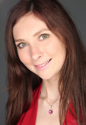 Рыжеволосая Кэтти Голд выставляет напоказ свое идеальное тело и фантастическую киску Фото 1