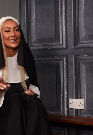 Белокурая монахиня Джесс Нова снимает свою униформу, пока мужчина дрочит