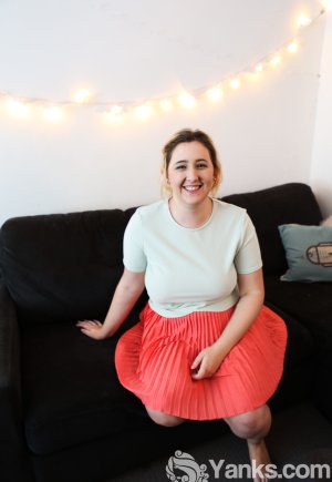 Любительская толстушки Микки Мисчиф раздвигает свою влажную киску после того, как разделась догола Фото 1