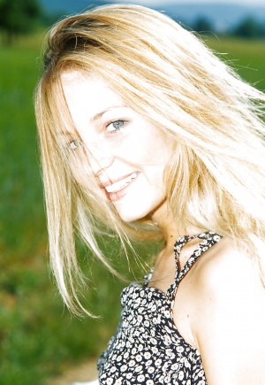 Крупным планом позирует на улице с юной малышкой Зузаной Джи на велосипеде картинка 7