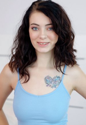 Тугая киска молодой девице на мягком розовом диване картинка 3