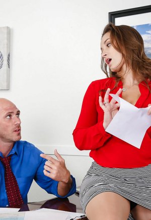 Реалистичная красотка Дэни Дэниелс ебется в пизду в чулках в офисе картинка 1