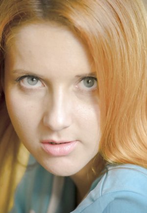 Рыжая европейка Роберта Берти показывает крошечные сиськи и бритую киску картинка 8